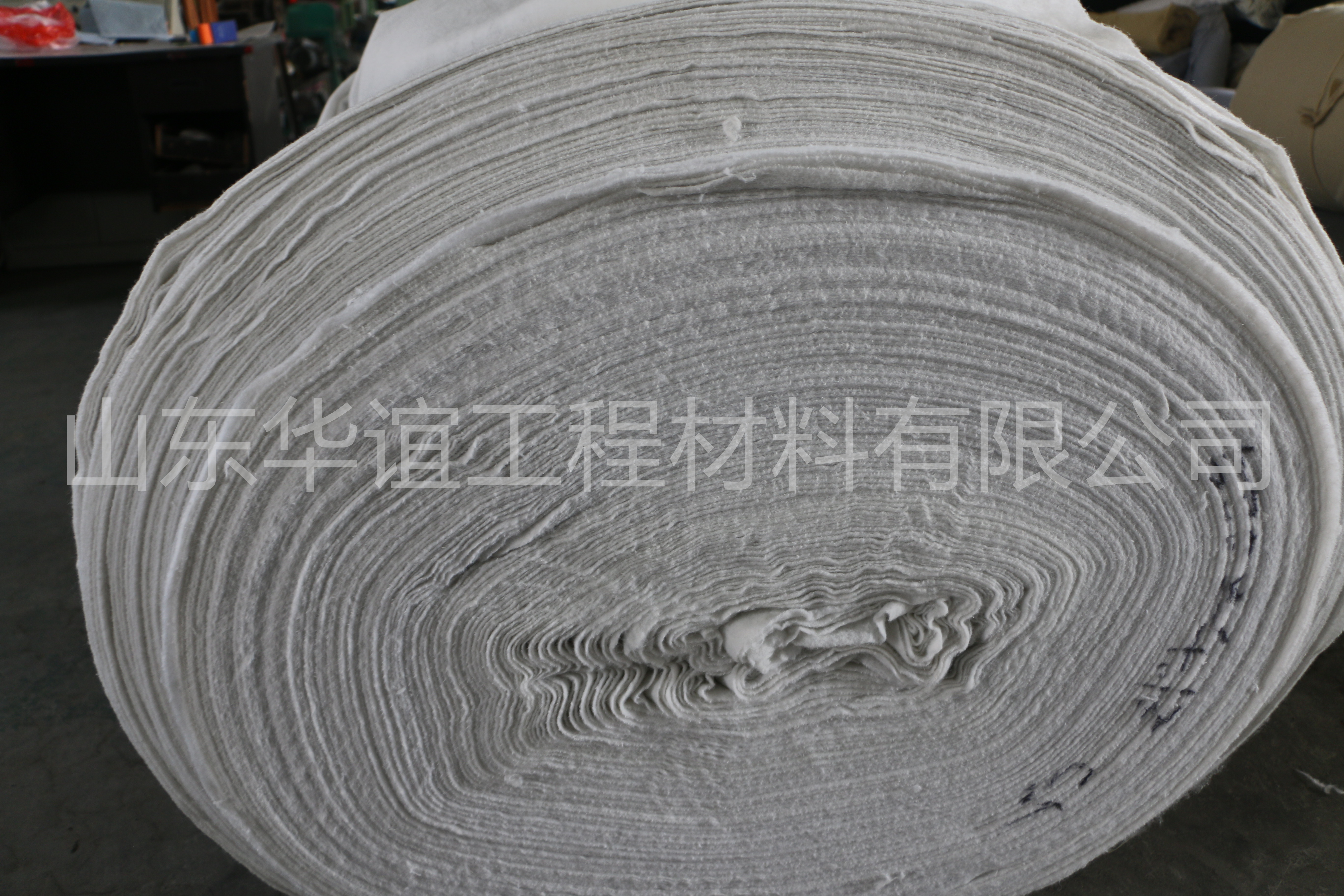 工程施工中应该对四川短丝土工布进行怎样的保护措施？